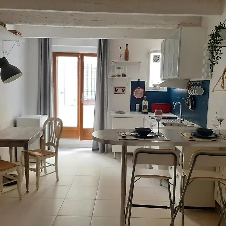 Studio Situe Au Centre Historique De דירה *