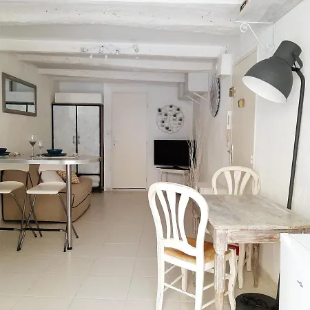Studio Situe Au Centre Historique De דירה